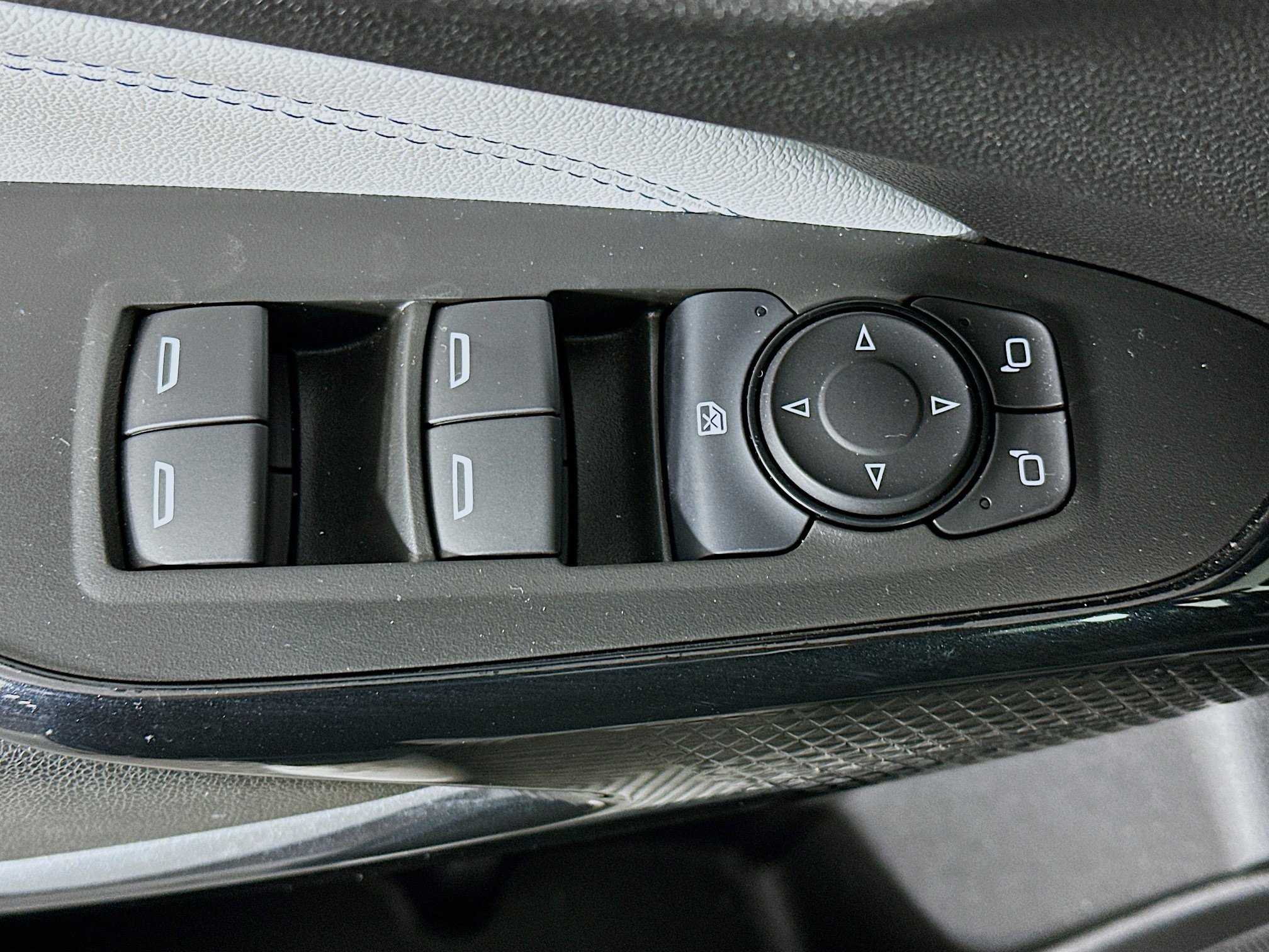 Used 2025 Chevrolet Trax LT FWD image 15
