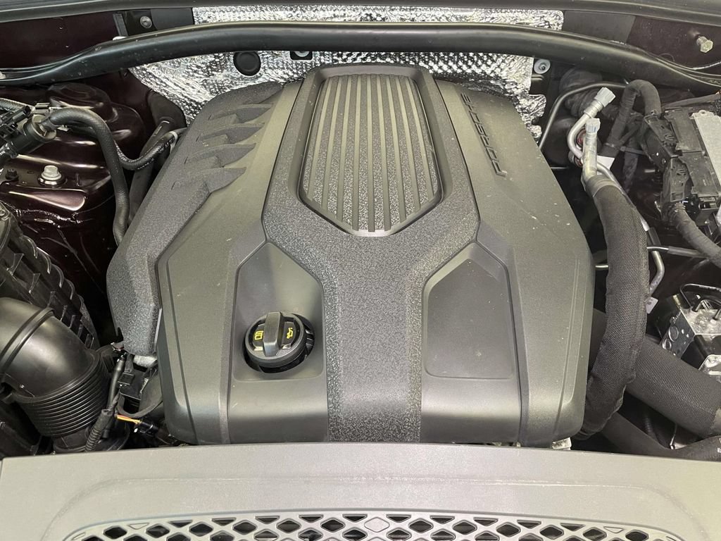 Certified 2023 Porsche Macan AWD/4WD image 24