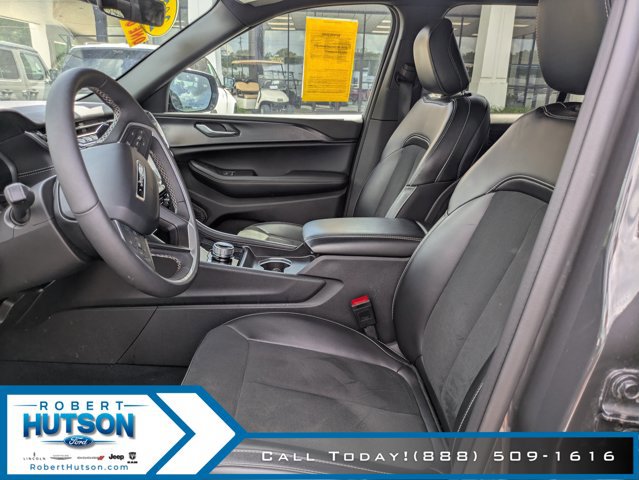Used 2025 Jeep Grand Cherokee Altitude AWD/4WD image 17