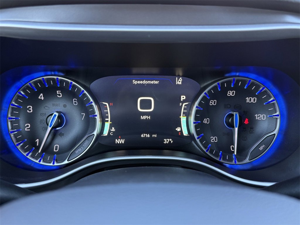 Used 2025 Chrysler Pacifica Select image 42