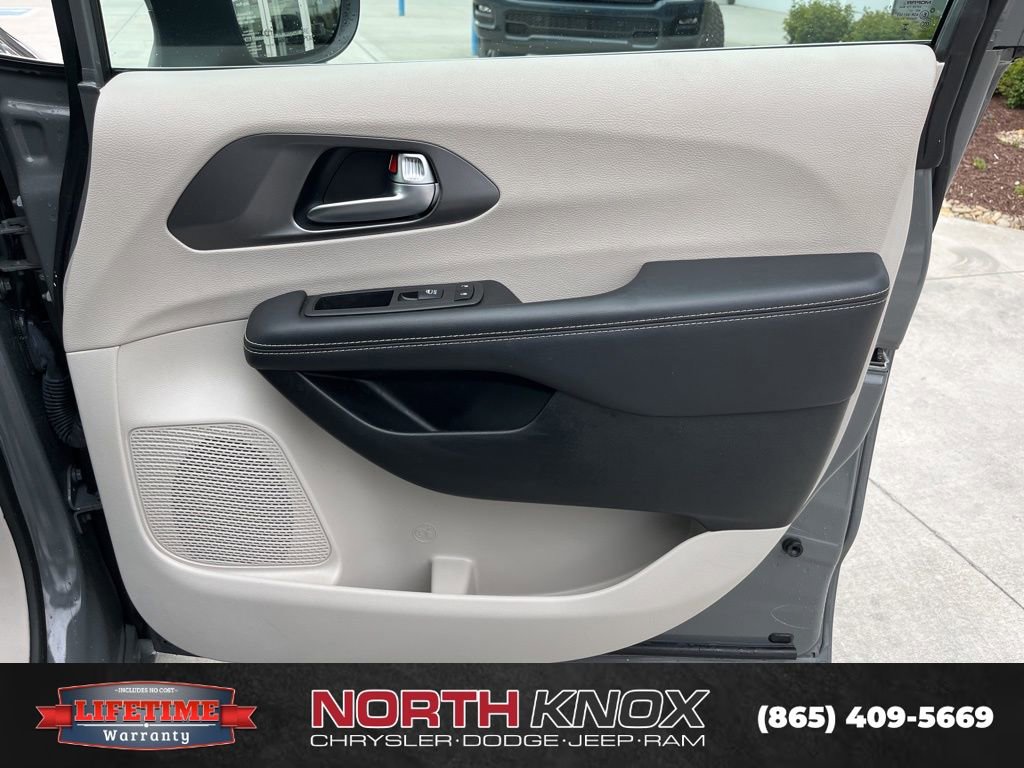 Used 2023 Chrysler Pacifica Touring-L image 26