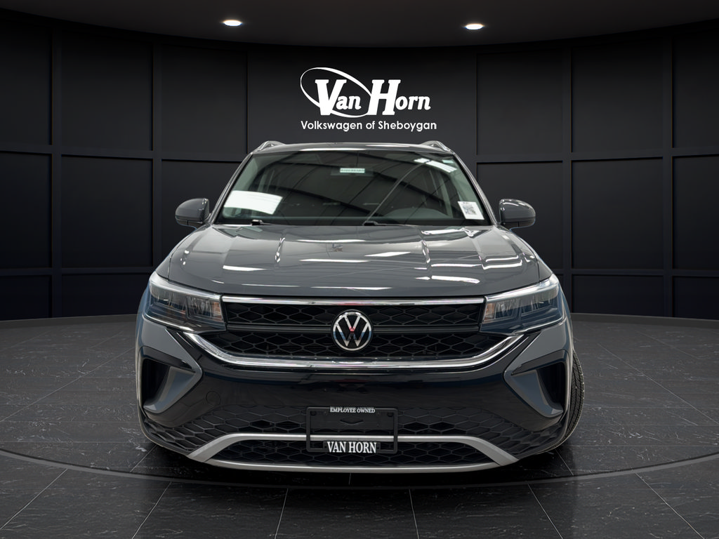 Used 2022 Volkswagen Taos SE w/ Panoramic Sunroof Package FWD image 2