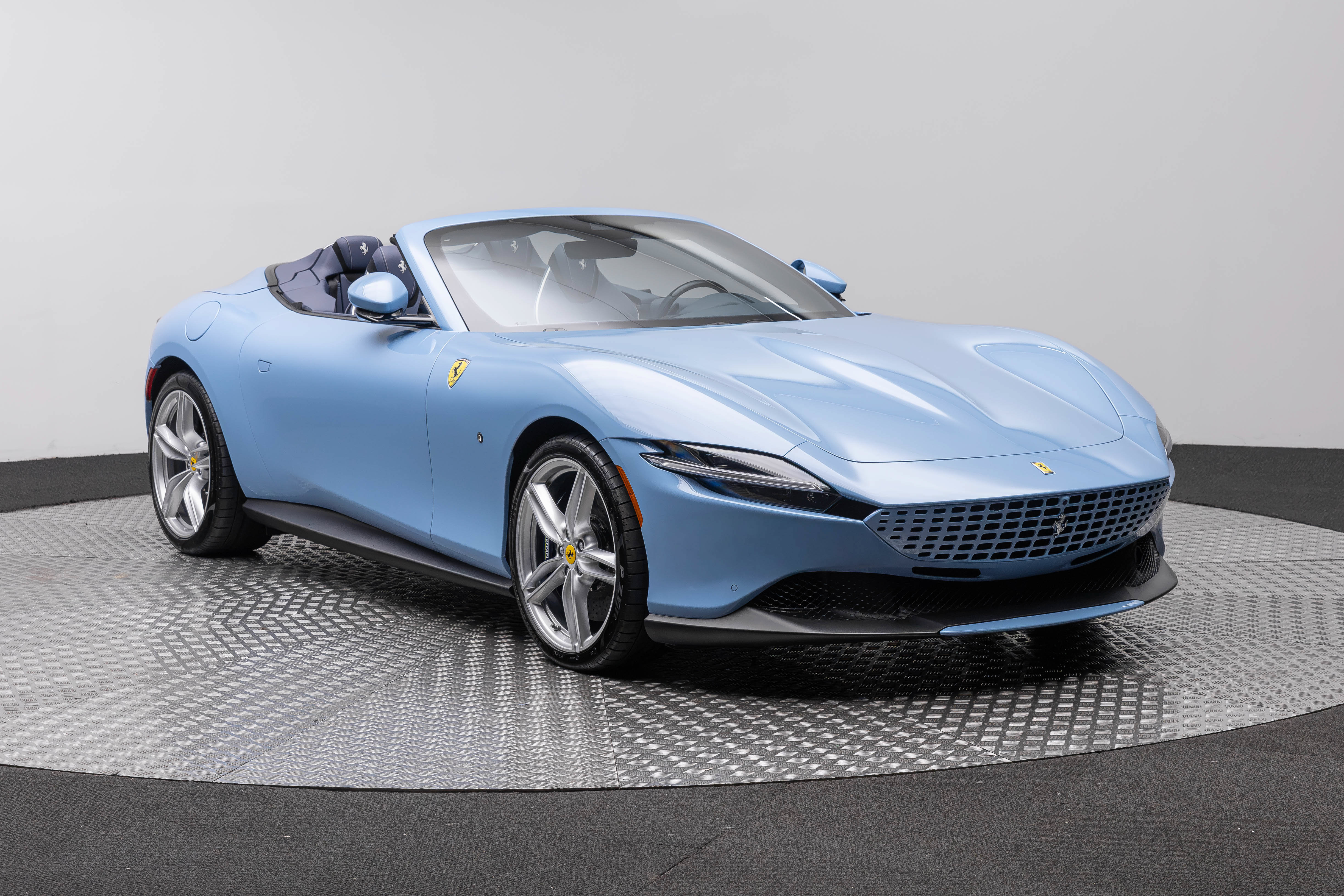 Certified 2025 Ferrari Roma Spider RWD image 11