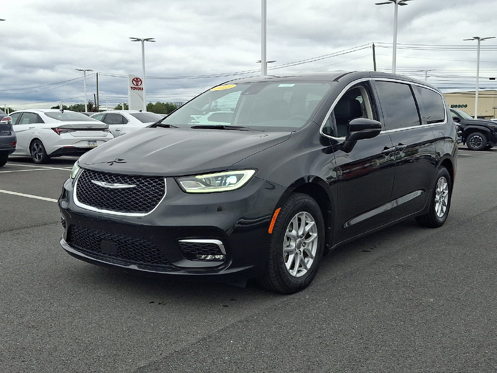 Used 2023 Chrysler Pacifica Touring-L FWD image 3
