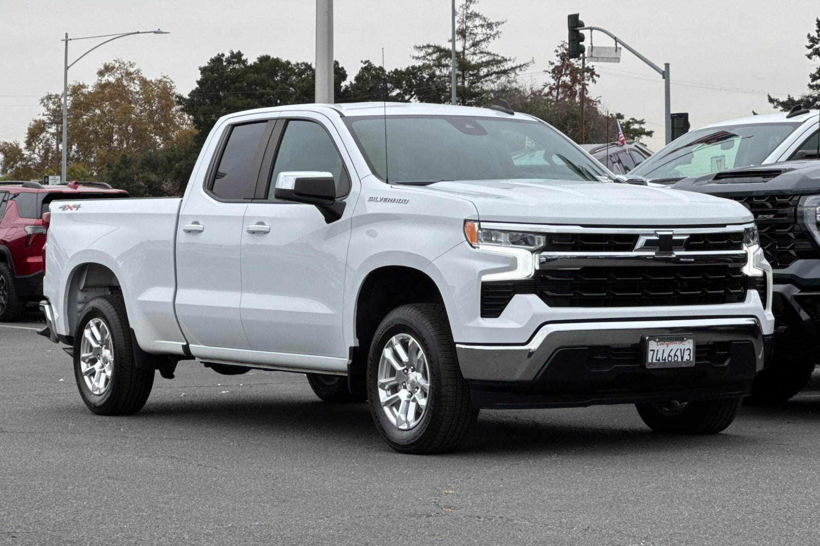 Used 2023 Chevrolet Silverado 1500 LT AWD/4WD image 2
