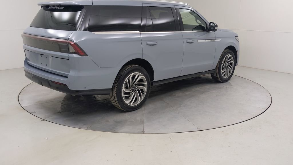 Used 2025 Lincoln Navigator Reserve image 16