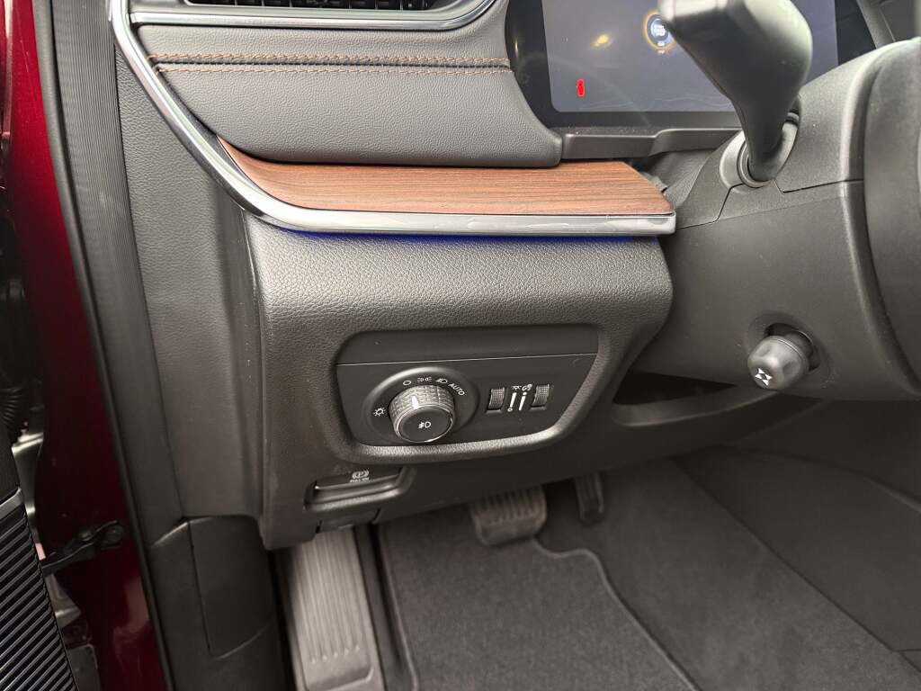 New 2025 Jeep Grand Cherokee L Summit w/ Luxury Tech Group V image 30