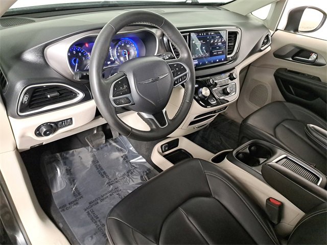 Used 2023 Chrysler Pacifica Touring-L image 17