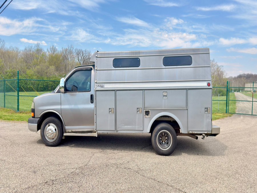 Used 2010 GMC Savana 3500 RWD image 2
