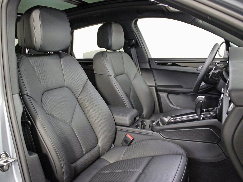 Certified 2025 Porsche Macan image 37