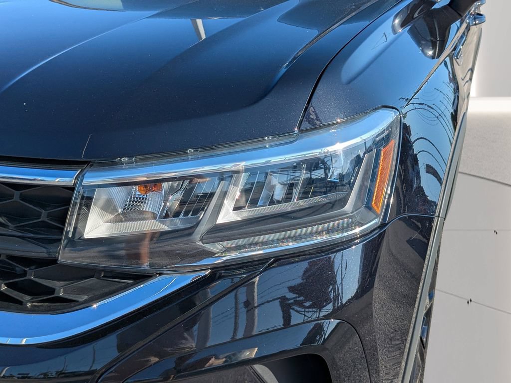 Certified 2023 Volkswagen Taos SE w/ Black Wheel Package FWD image 7