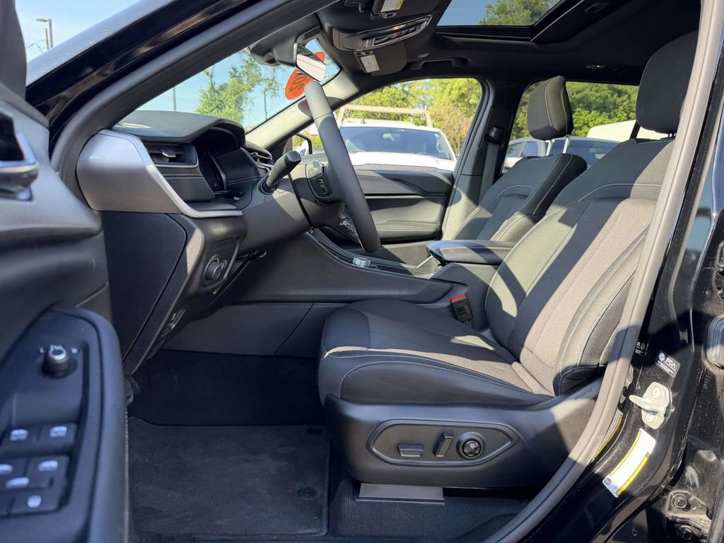 Used 2025 Jeep Grand Cherokee Laredo X w/ Luxury Tech Group I AWD/4WD image 17