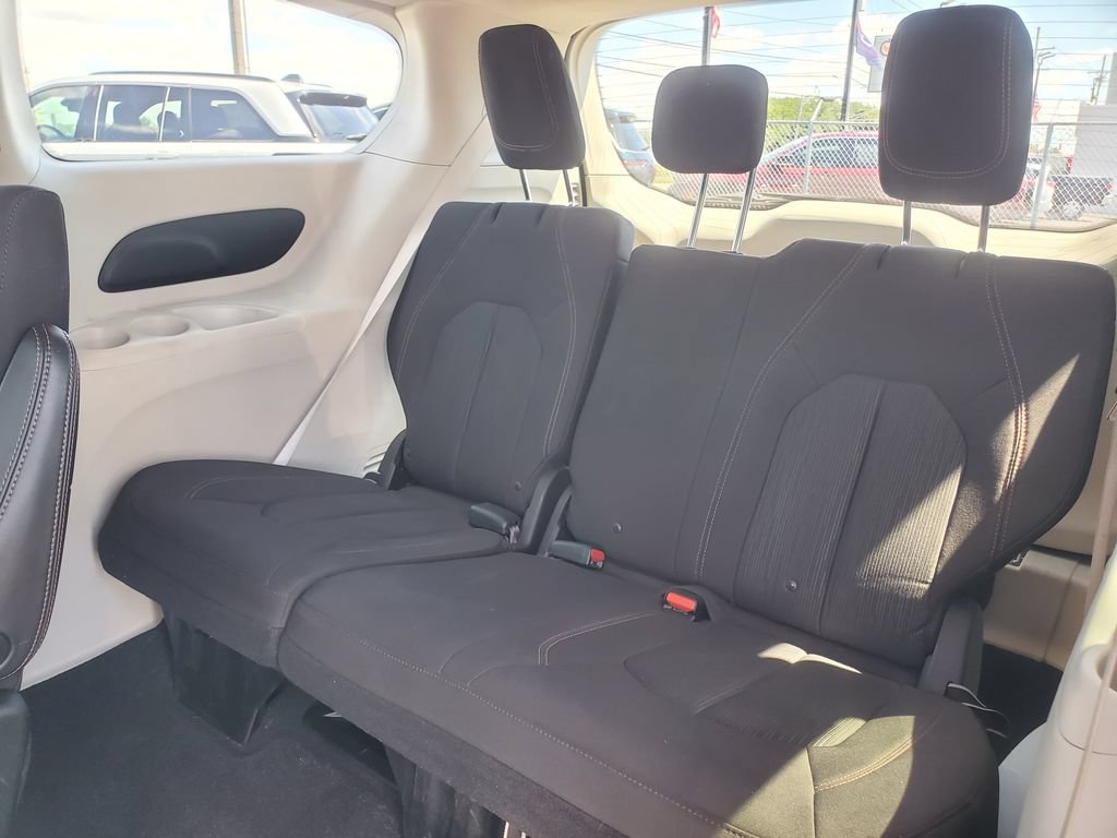 Used 2017 Chrysler Pacifica Touring FWD image 26