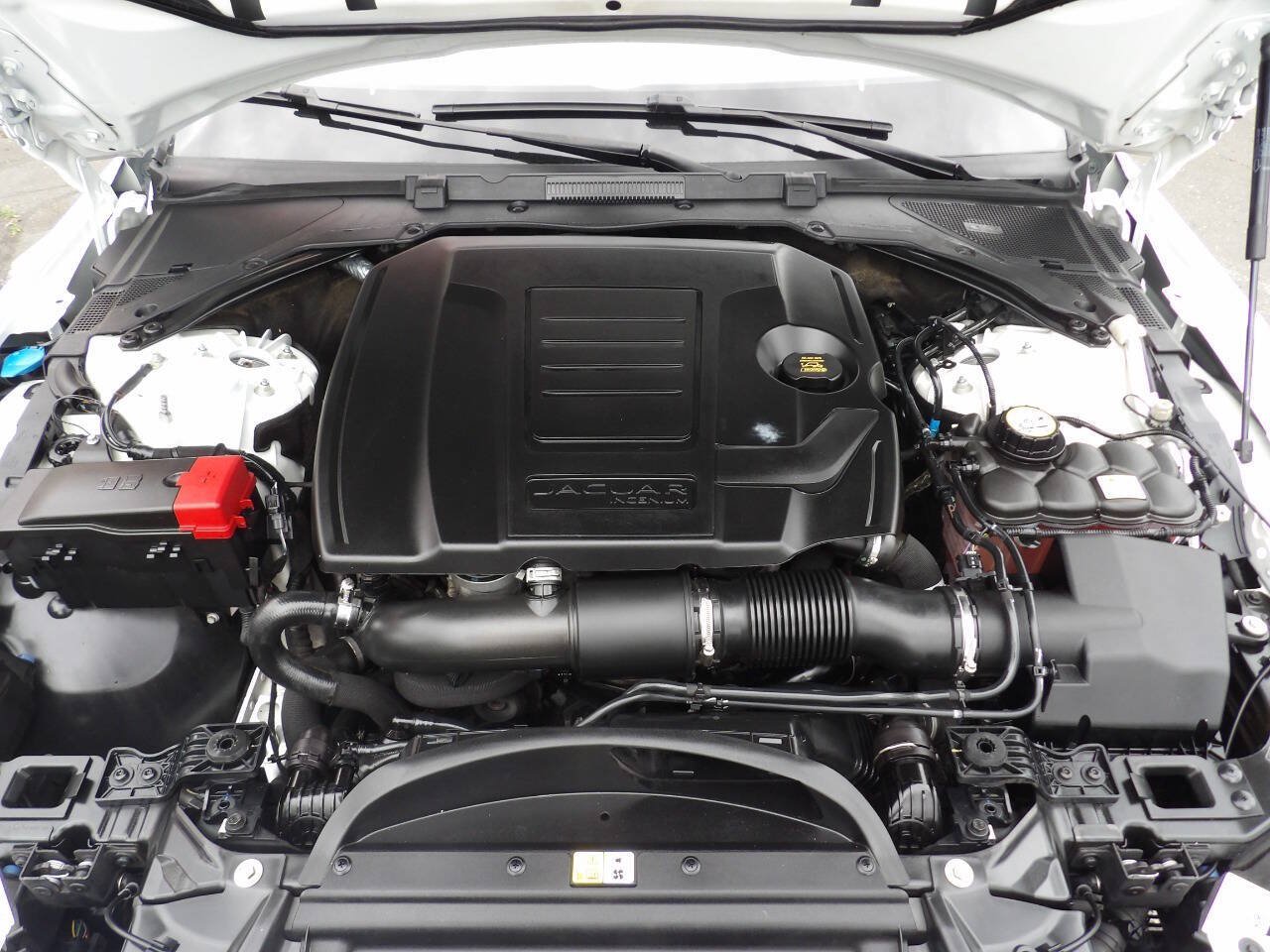 Used 2018 Jaguar XE RWD image 13