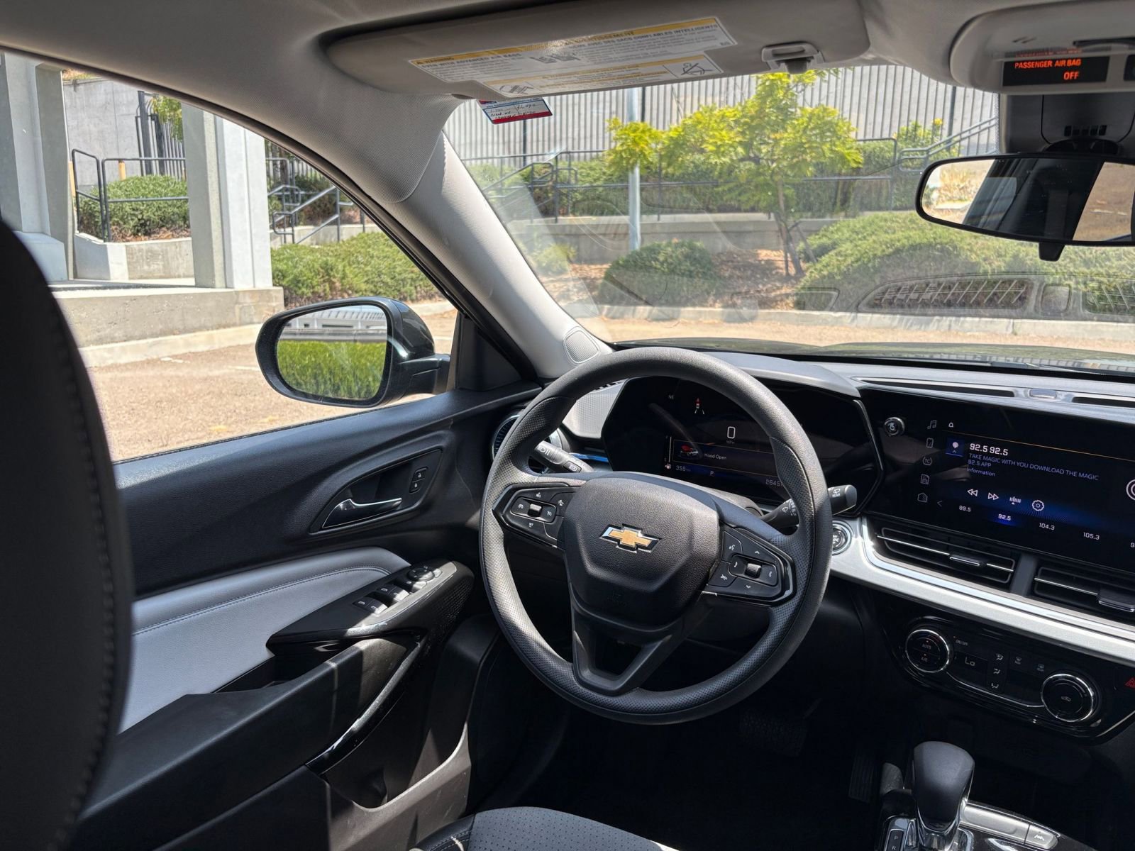 Used 2025 Chevrolet Trax LT FWD image 33