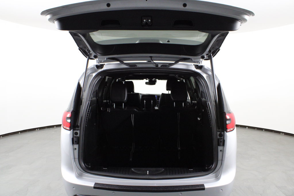 Used 2026 Chrysler Pacifica Limited FWD image 16