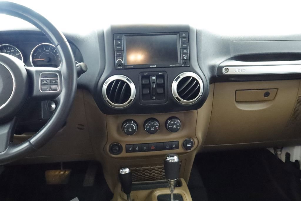 Used 2017 Jeep Wrangler Unlimited Sahara w/ Connectivity Group AWD/4WD image 24