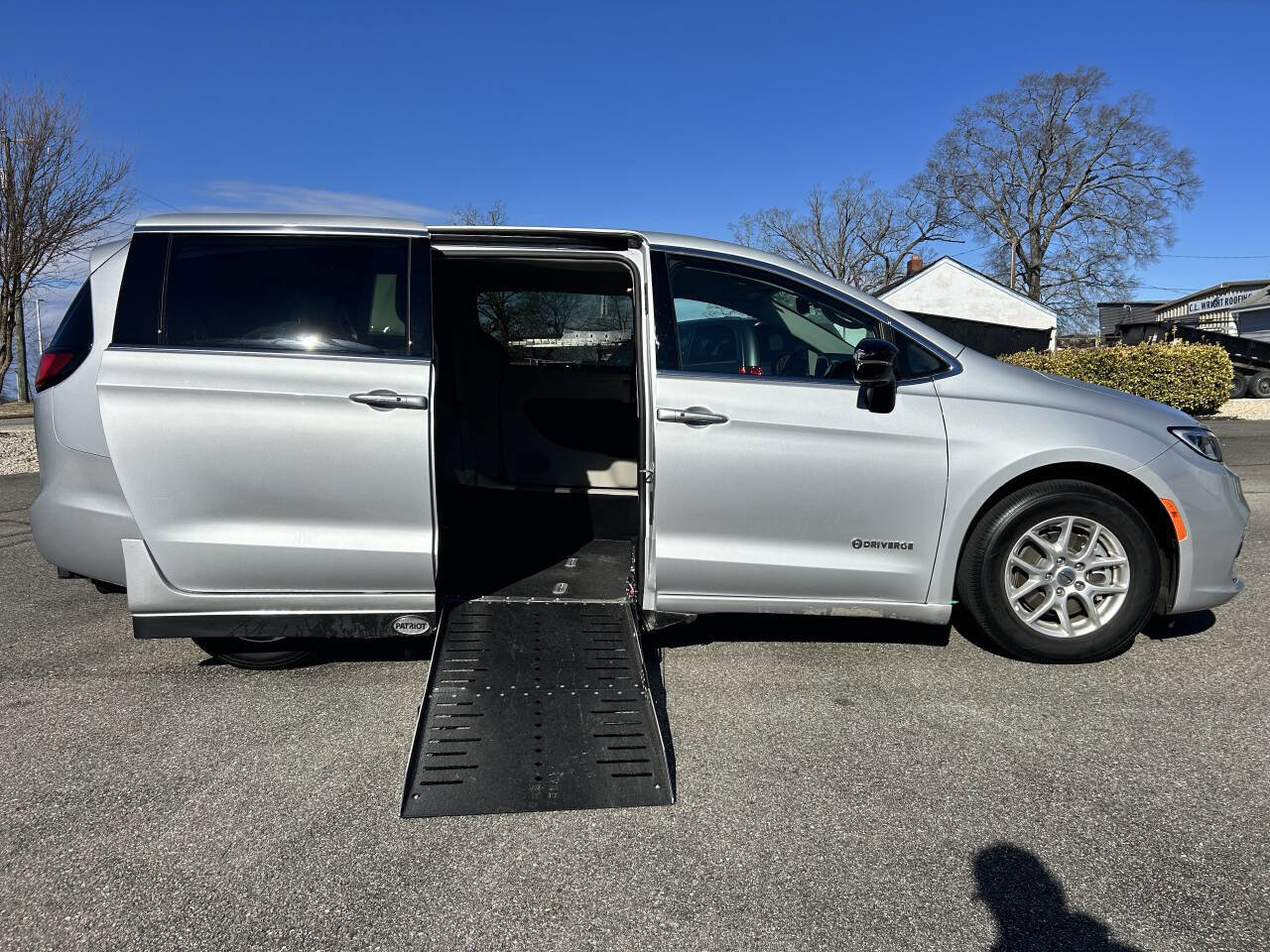 Used 2024 Chrysler Pacifica Touring-L image 4