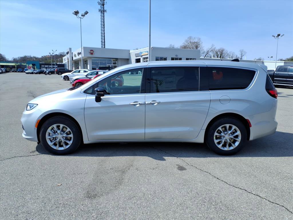 New 2026 Chrysler Pacifica Select image 7