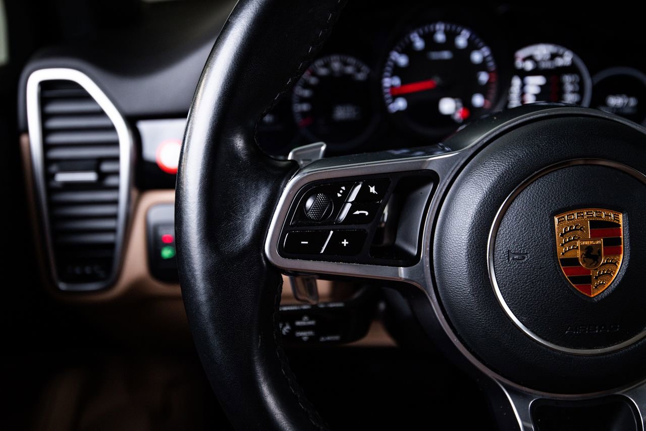 Certified 2023 Porsche Cayenne Platinum Edition image 17