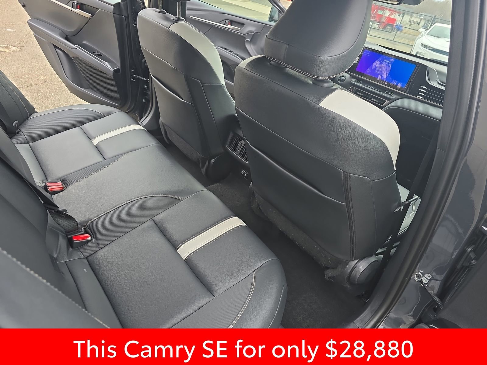 Used 2025 Toyota Camry SE image 17