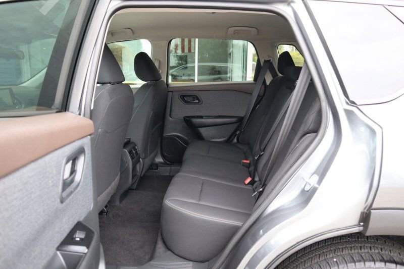 Used 2023 Nissan Rogue S image 15