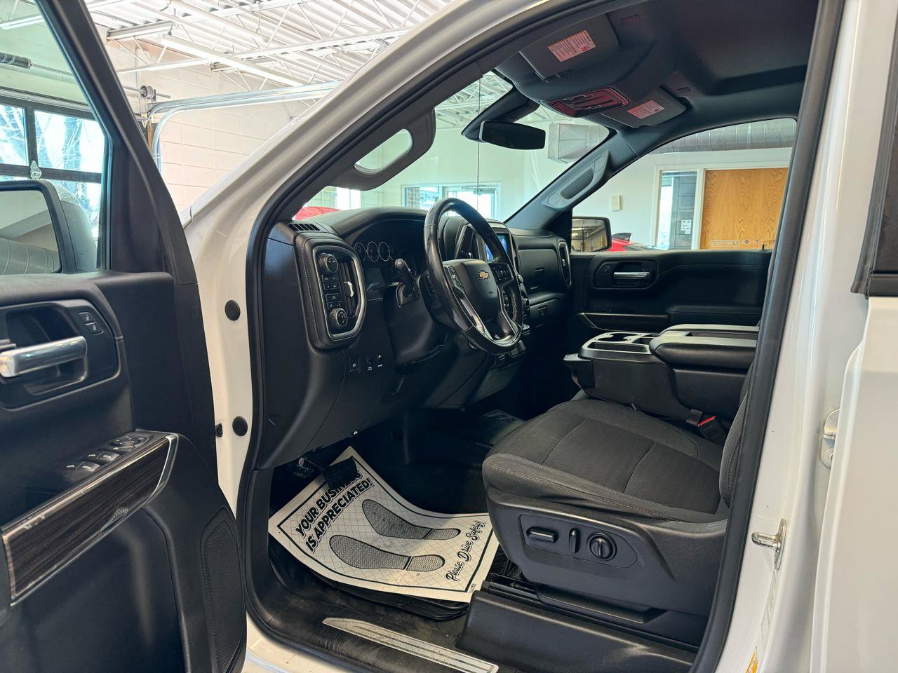 Used 2020 Chevrolet Silverado 1500 LT w/ Convenience Package AWD/4WD image 9