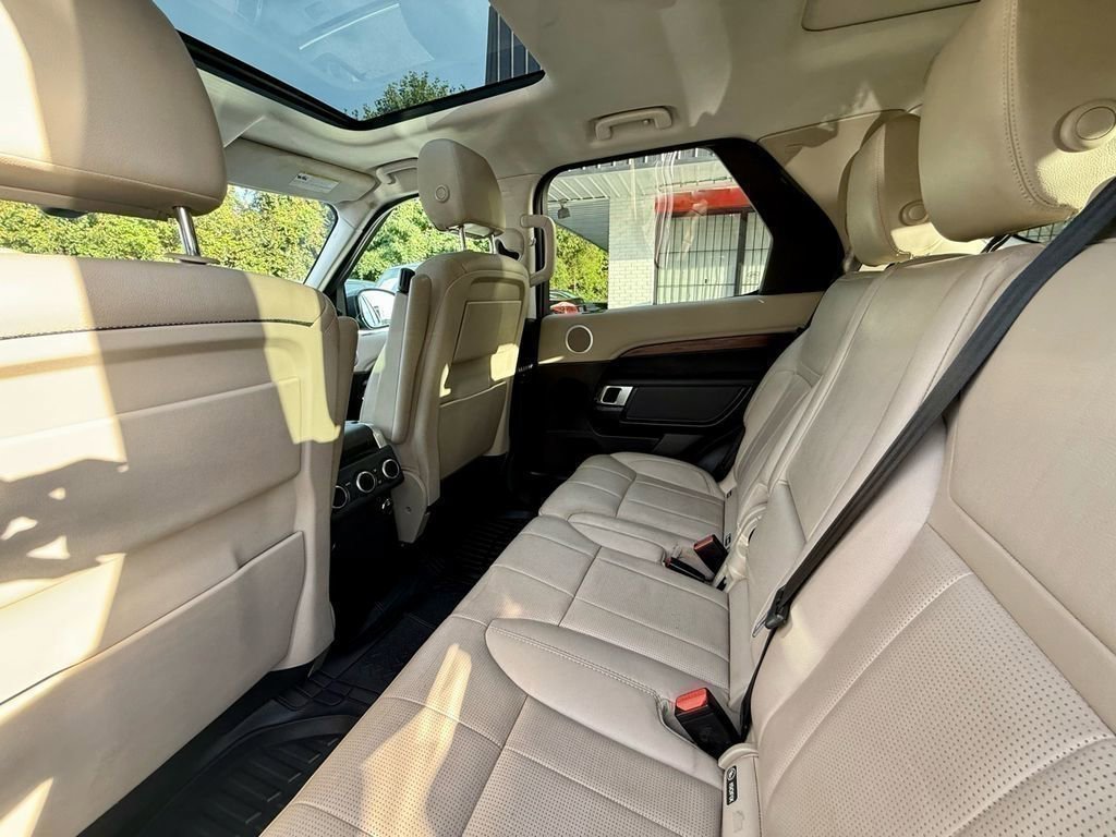 Used 2017 Land Rover Discovery HSE image 32