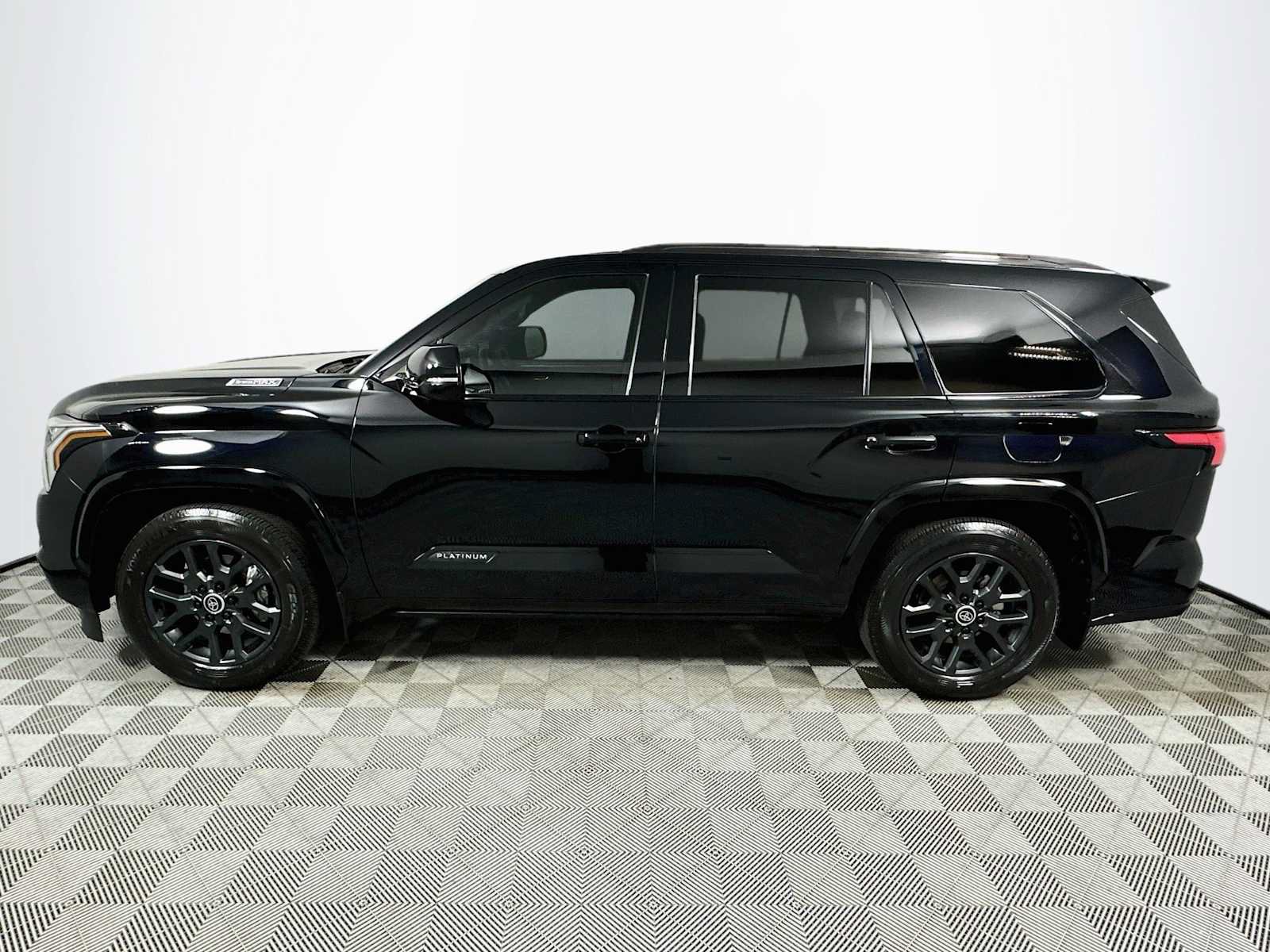 Used 2024 Toyota Sequoia Platinum AWD/4WD image 4