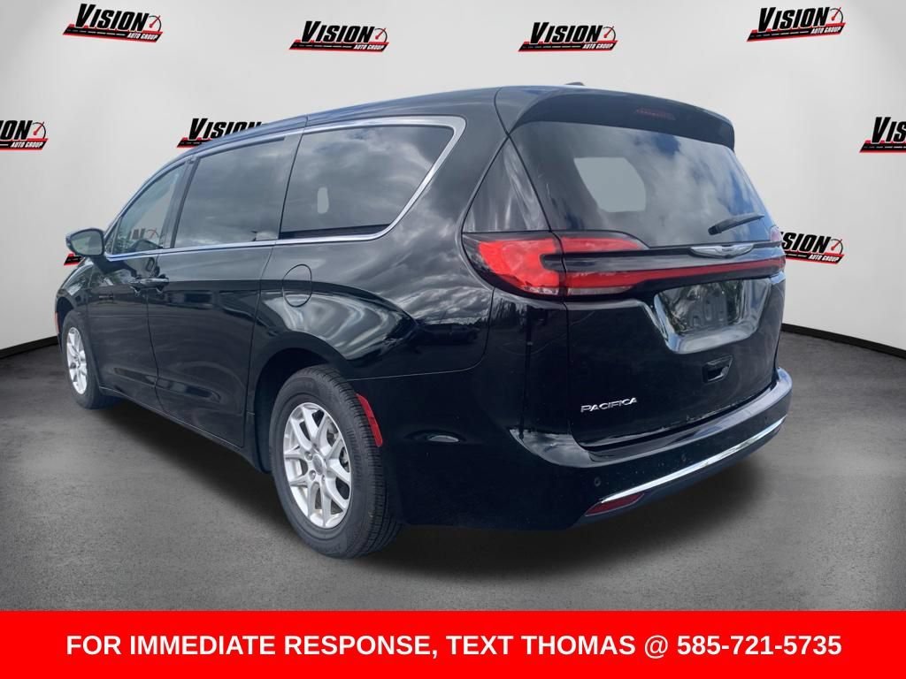 Used 2024 Chrysler Pacifica Touring-L FWD image 3
