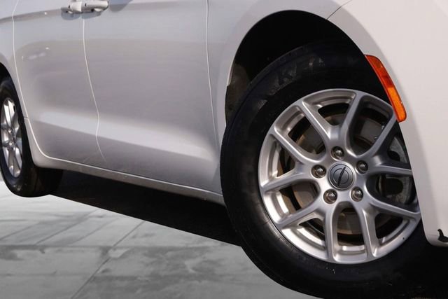 Used 2023 Chrysler Voyager LX image 3