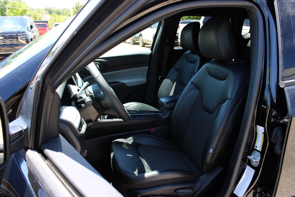Used 2025 Jeep Compass Latitude AWD/4WD image 10