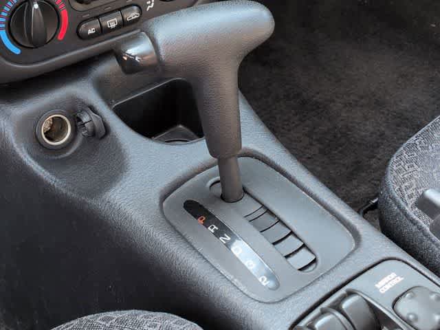 Used 2002 Saturn S-Series SL1 w/ SL1 Option Pkg 1 FWD image 26