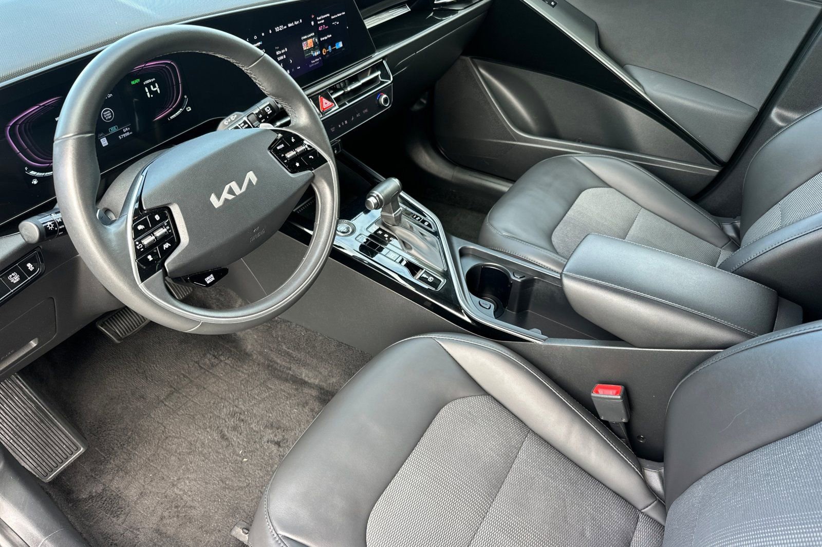Used 2023 Kia Niro EX image 10