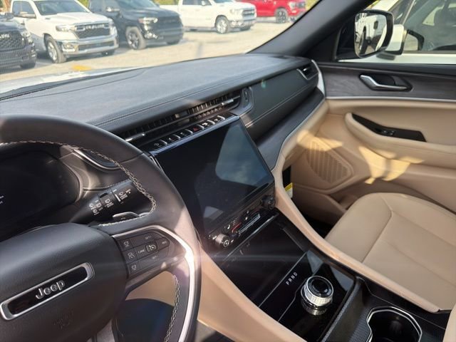 Used 2025 Jeep Grand Cherokee Limited w/ Trailer Tow Package image 8