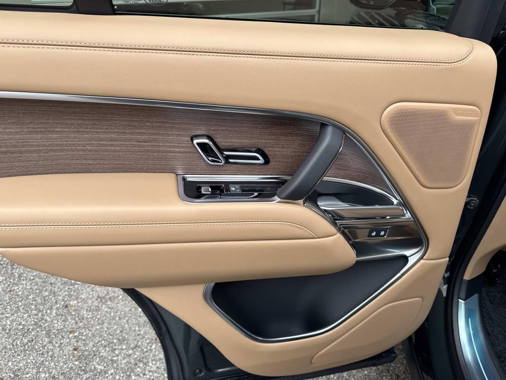 New 2025 Land Rover Range Rover SE AWD/4WD image 12