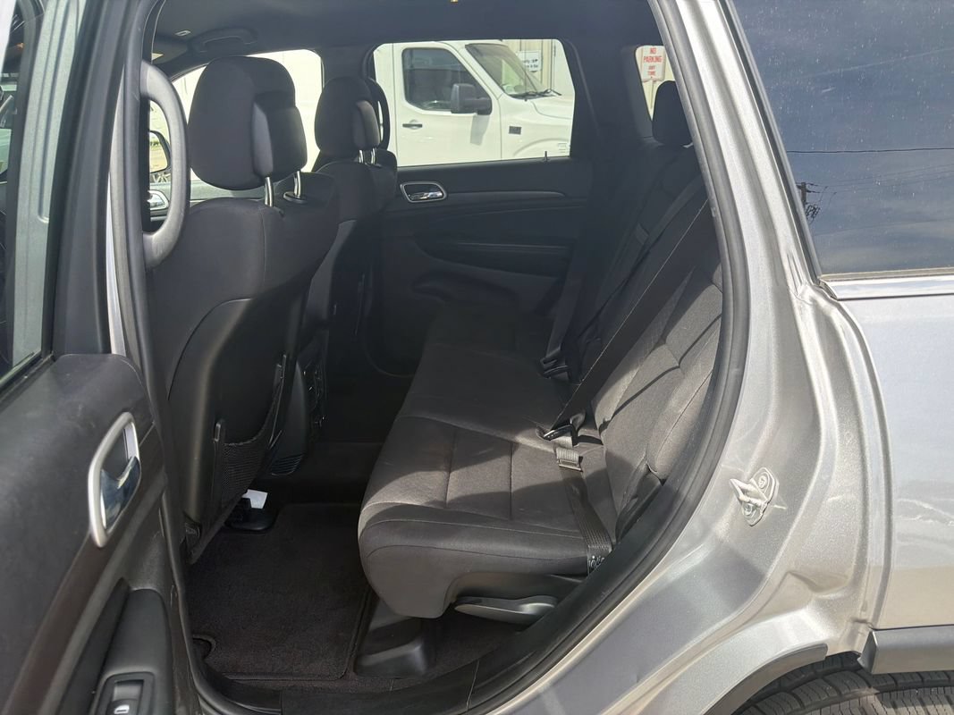 Used 2018 Jeep Grand Cherokee Laredo AWD/4WD image 11