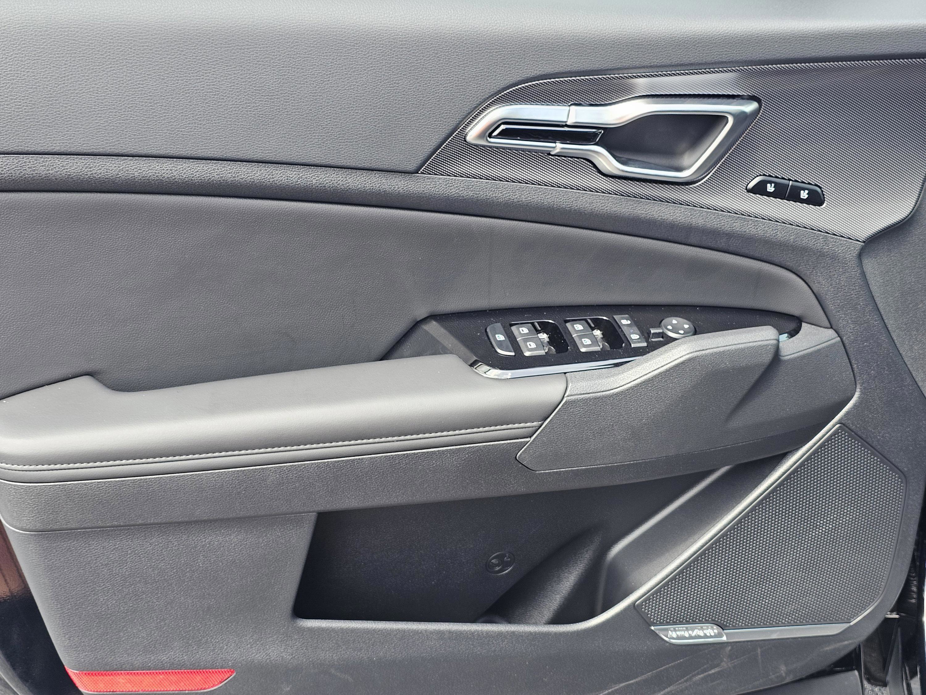 Used 2025 Kia Sportage SX image 31