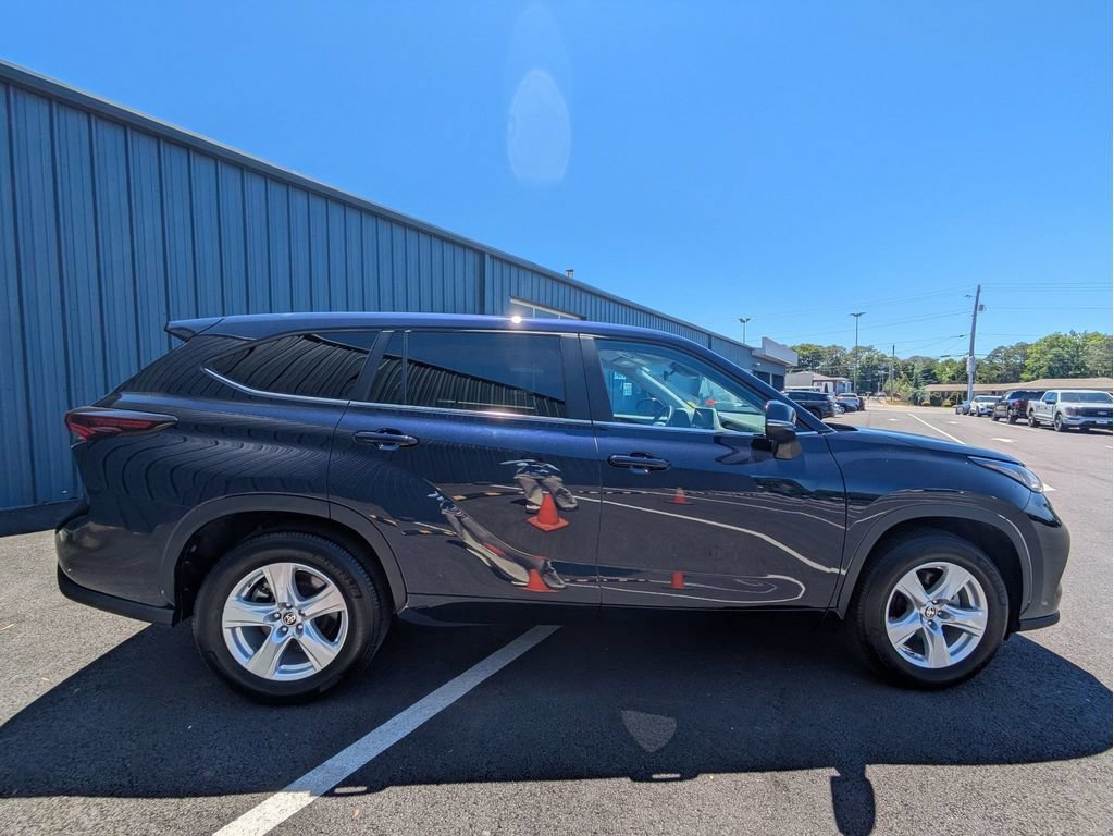 Used 2025 Toyota Highlander LE FWD image 4