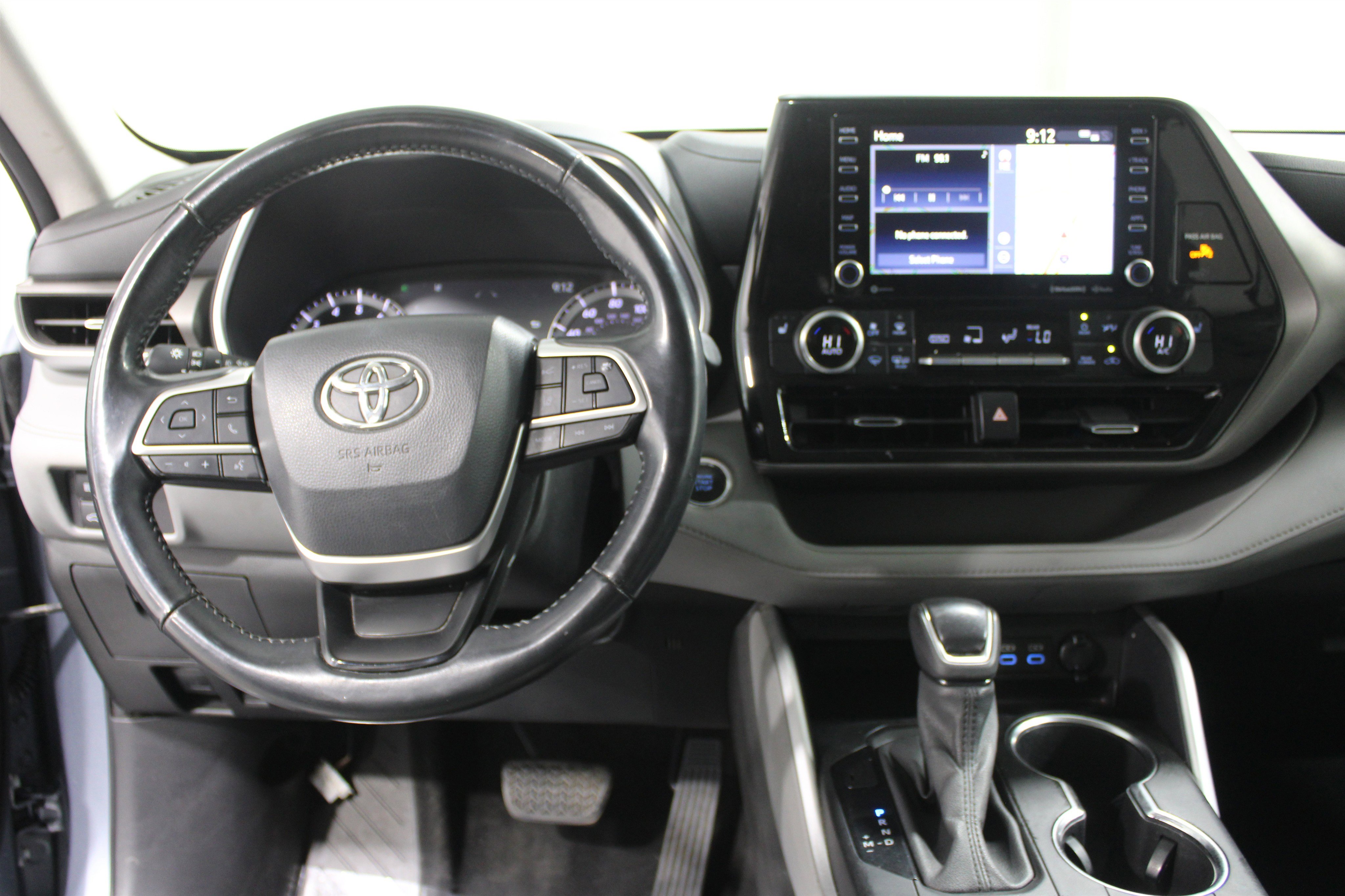 Used 2022 Toyota Highlander XLE image 2