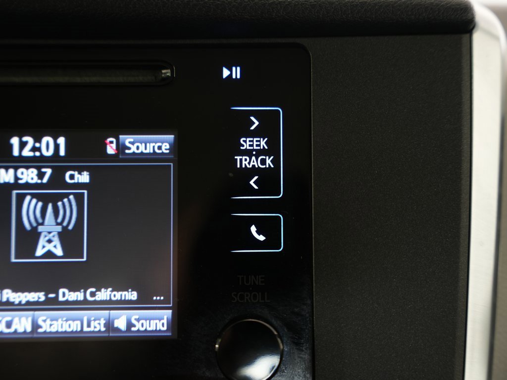 Used 2015 Toyota Sienna L image 25