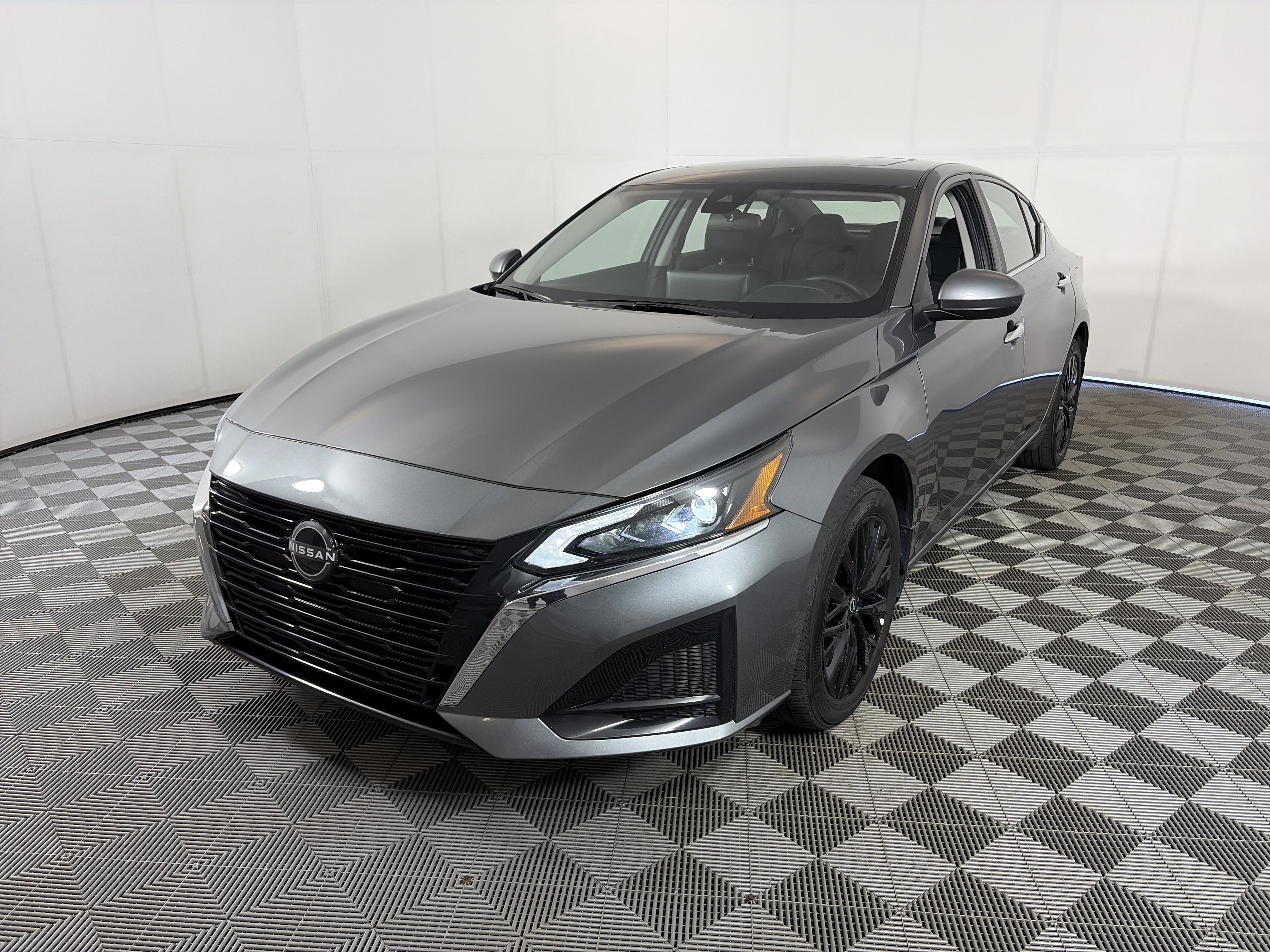 Used 2025 Nissan Altima 2.5 SV w/ SV Special Edition Package AWD/4WD image 2