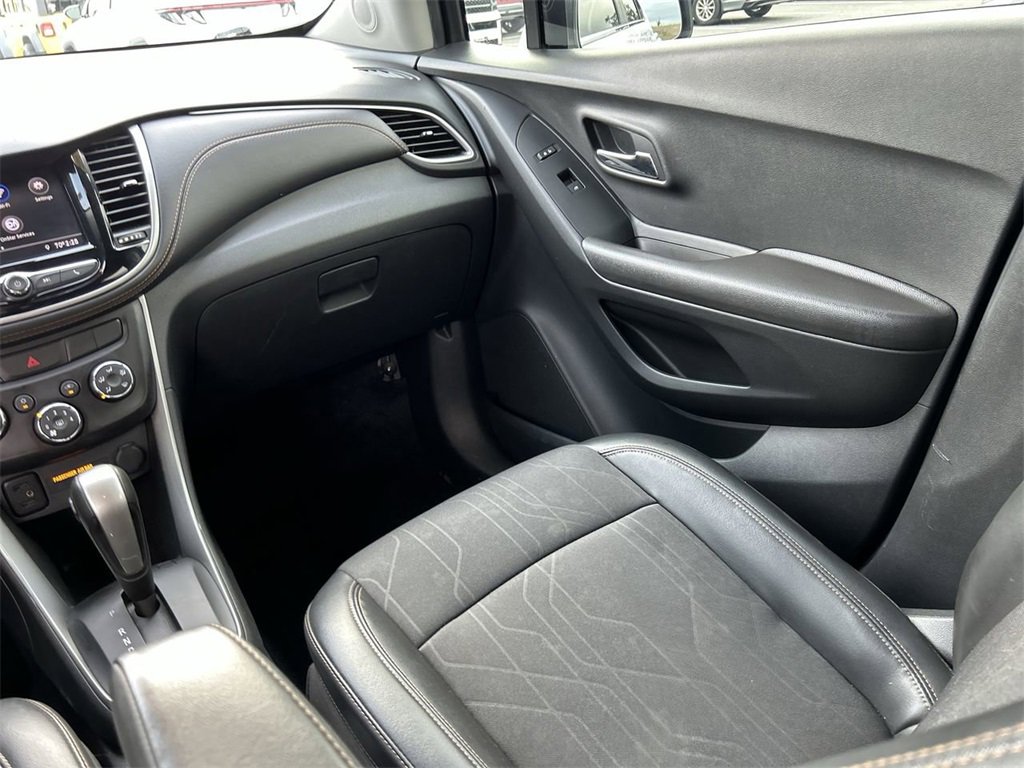 Used 2020 Chevrolet Trax LT w/ LT Convenience Package image 6
