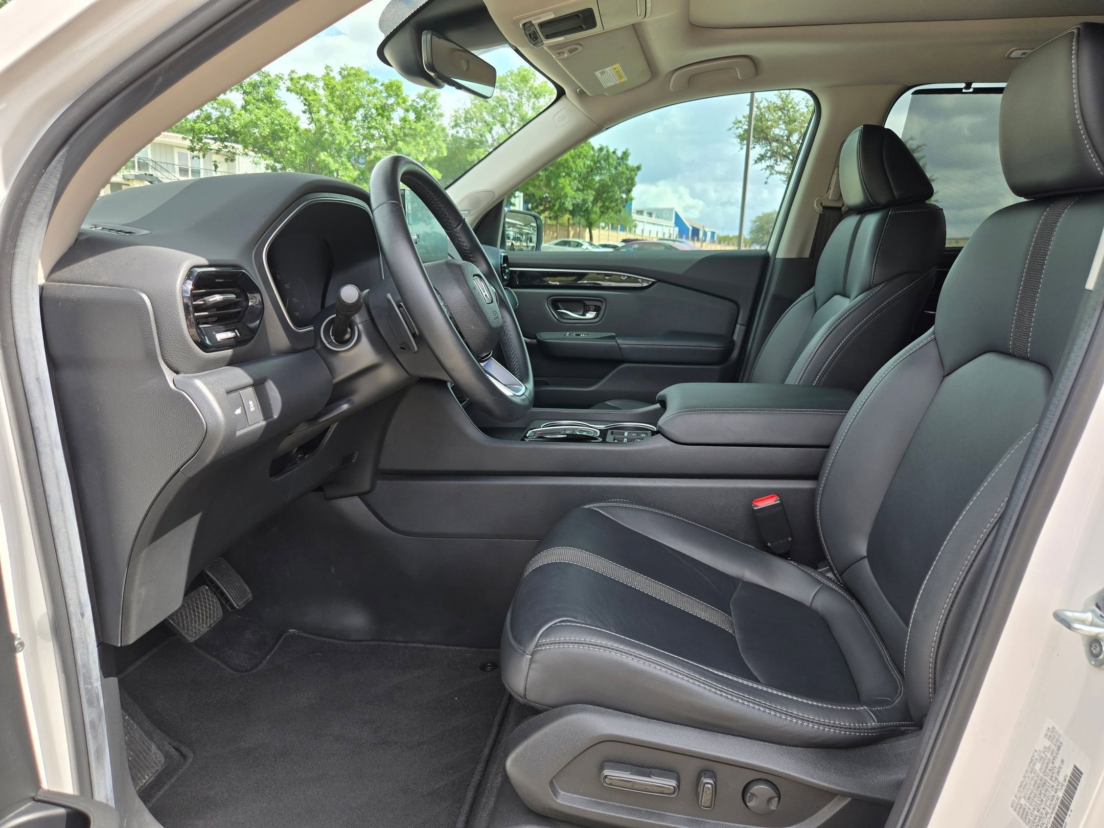 Used 2025 Honda Pilot Touring image 10