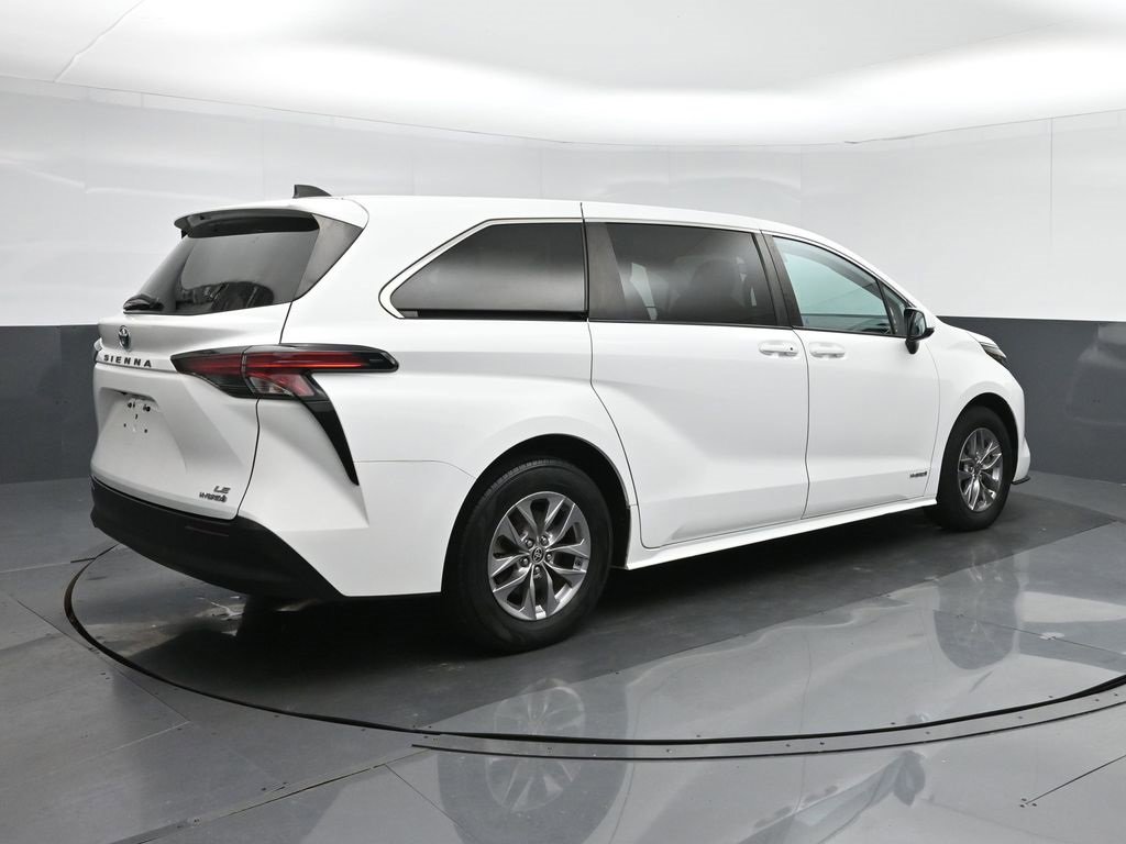 Used 2021 Toyota Sienna LE image 7