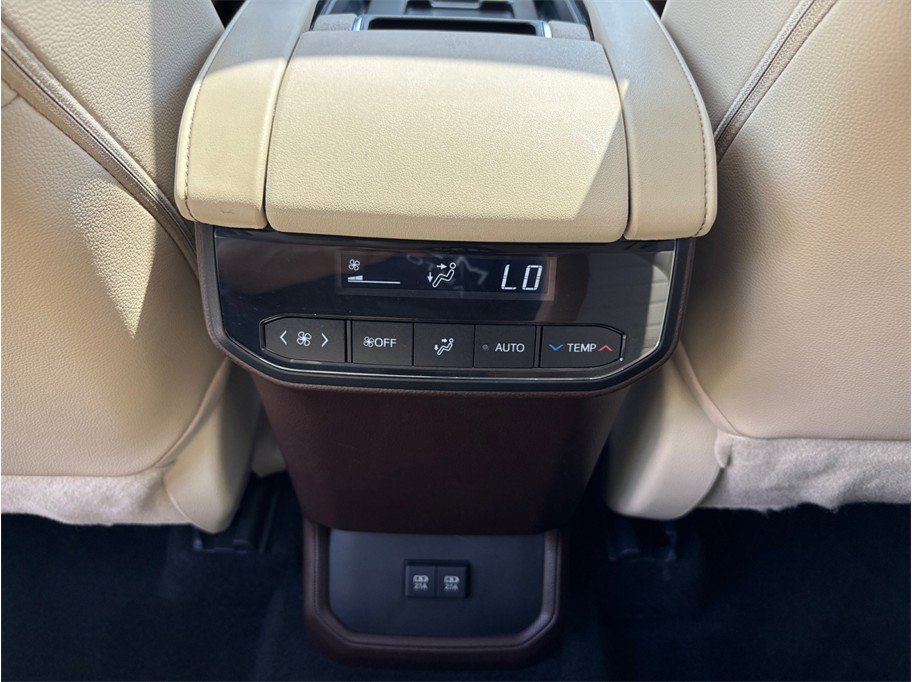 Used 2020 Toyota Highlander XLE FWD image 37