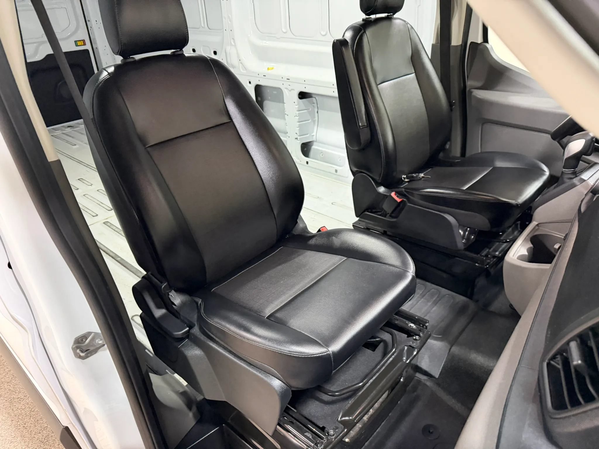 Used 2025 Ford Transit 250 148 Medium Roof RWD image 33