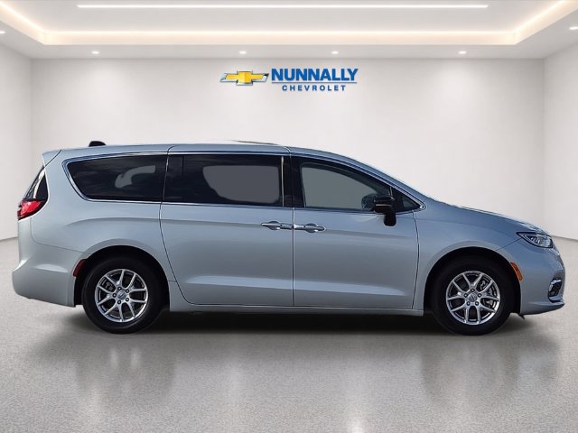 Used 2024 Chrysler Pacifica Touring-L FWD image 6
