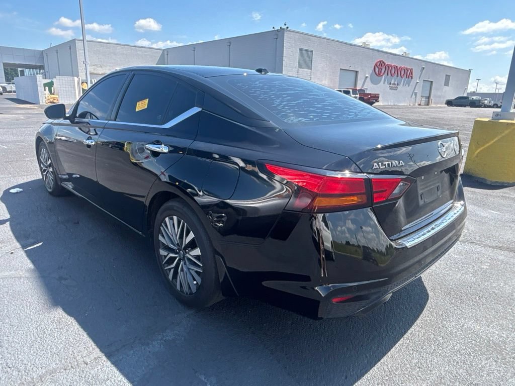 Used 2023 Nissan Altima 2.5 SV w/ SV Premium Package FWD image 3