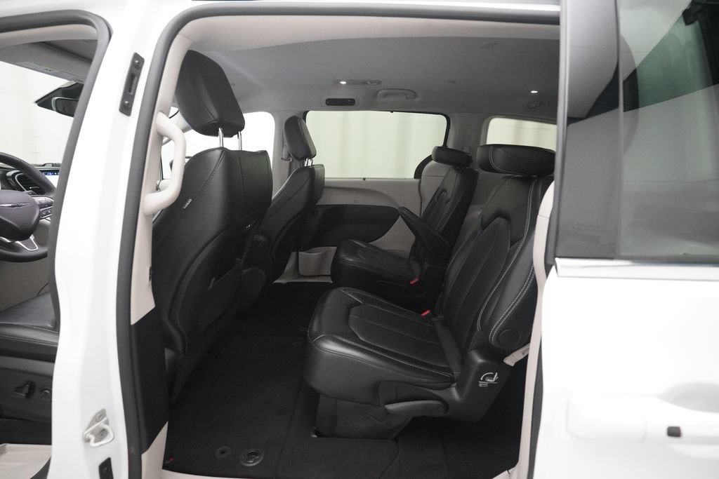 Used 2024 Chrysler Pacifica Touring-L FWD image 16